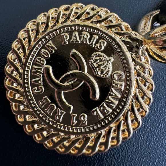 LOT 391 RUNWAY COLLECTINBLE 24K gold plated Chanel runway 35 inches - Picture 5 of 17